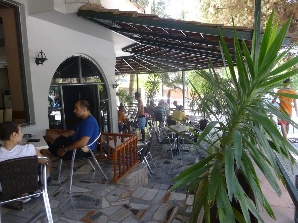 Joy Hotel Sarandë エクステリア 写真