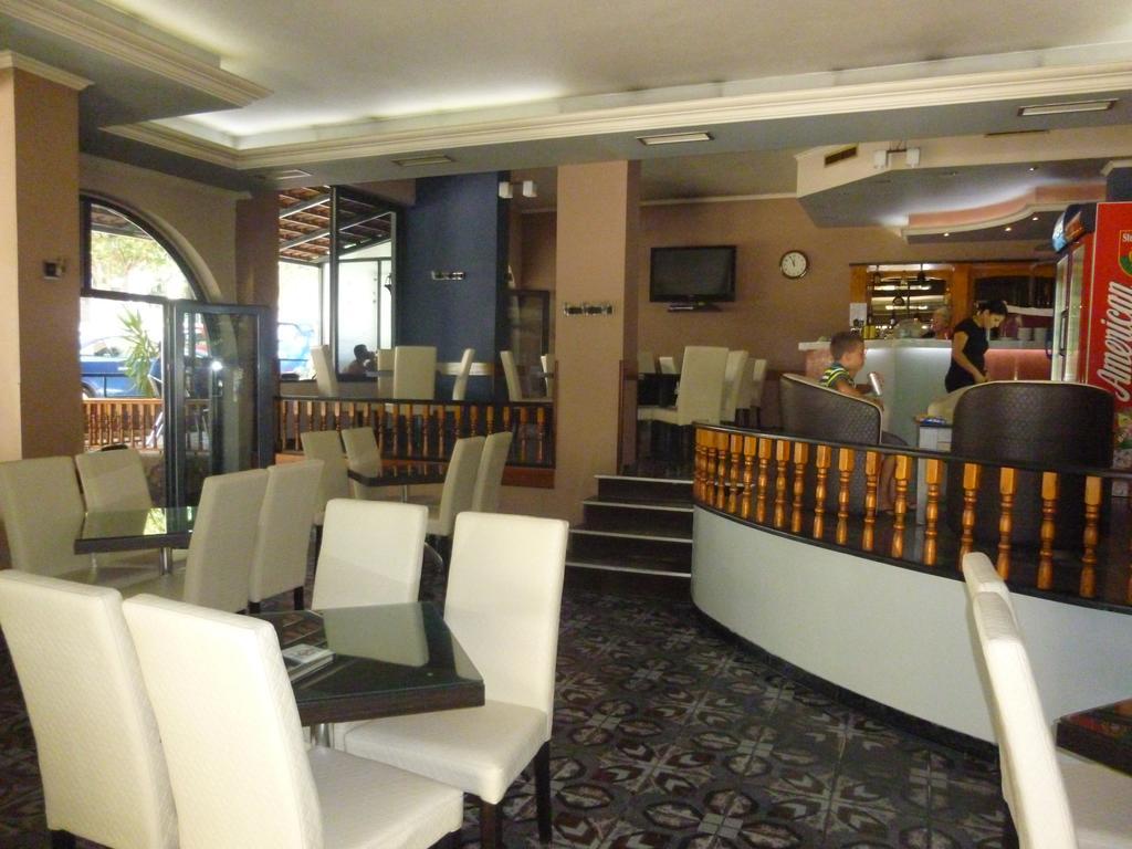 Joy Hotel Sarandë エクステリア 写真