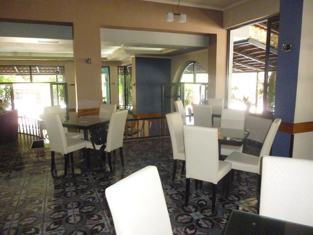Joy Hotel Sarandë エクステリア 写真