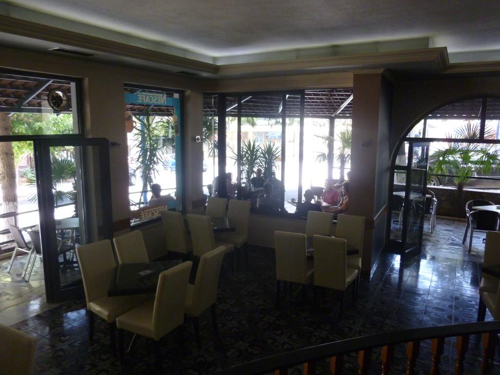 Joy Hotel Sarandë エクステリア 写真