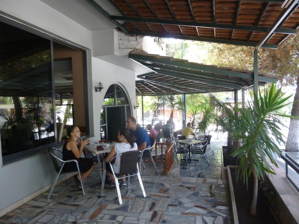 Joy Hotel Sarandë エクステリア 写真