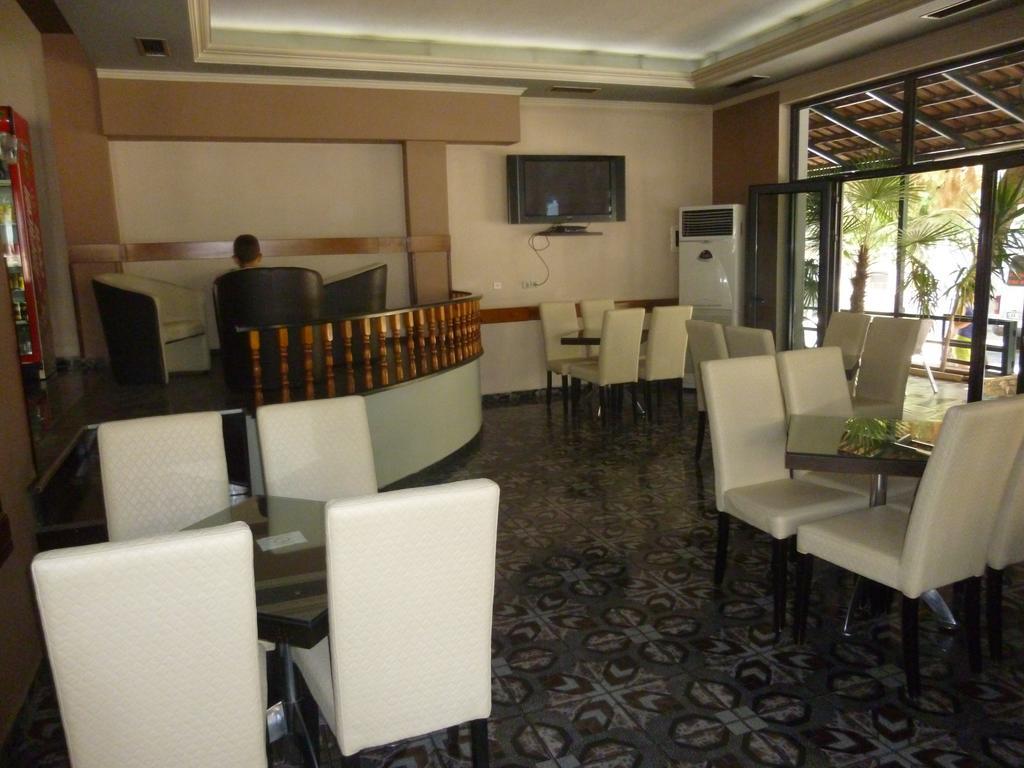 Joy Hotel Sarandë エクステリア 写真