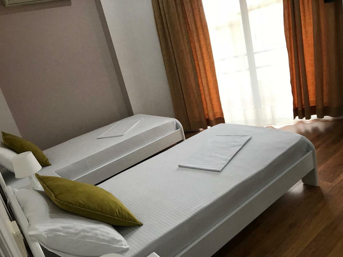 Joy Hotel Sarandë エクステリア 写真