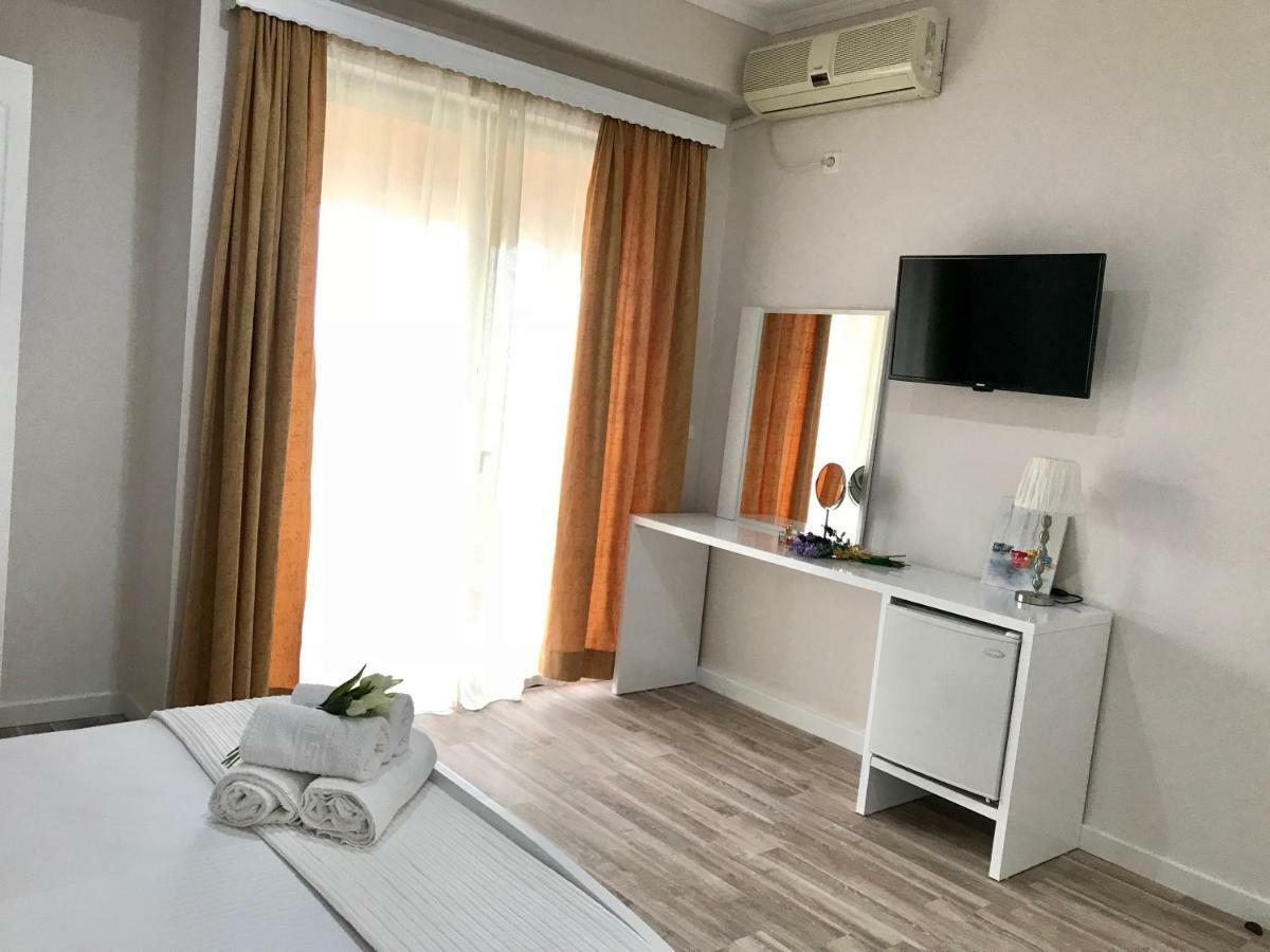 Joy Hotel Sarandë エクステリア 写真