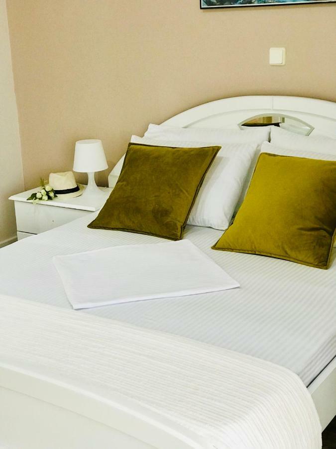 Joy Hotel Sarandë エクステリア 写真