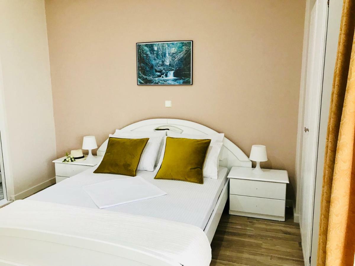 Joy Hotel Sarandë エクステリア 写真