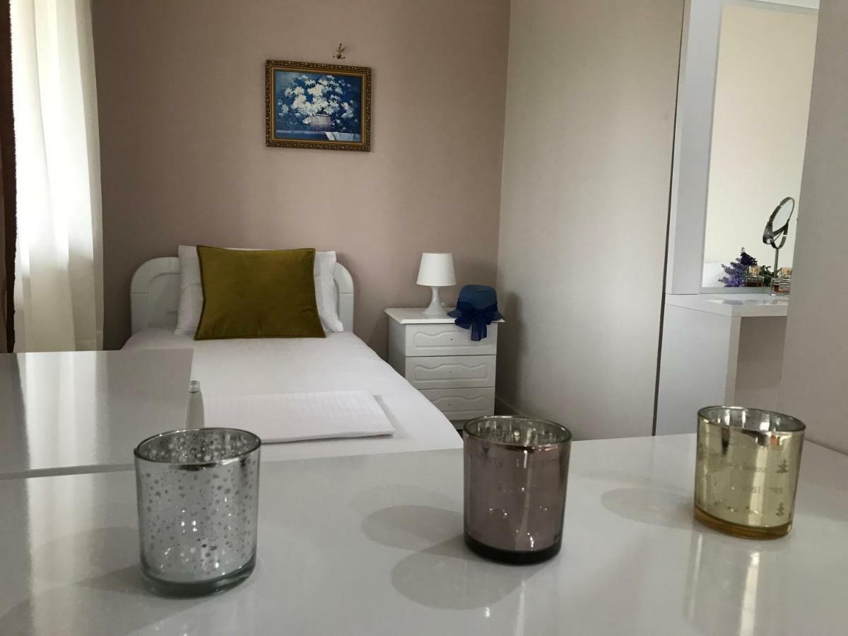 Joy Hotel Sarandë エクステリア 写真