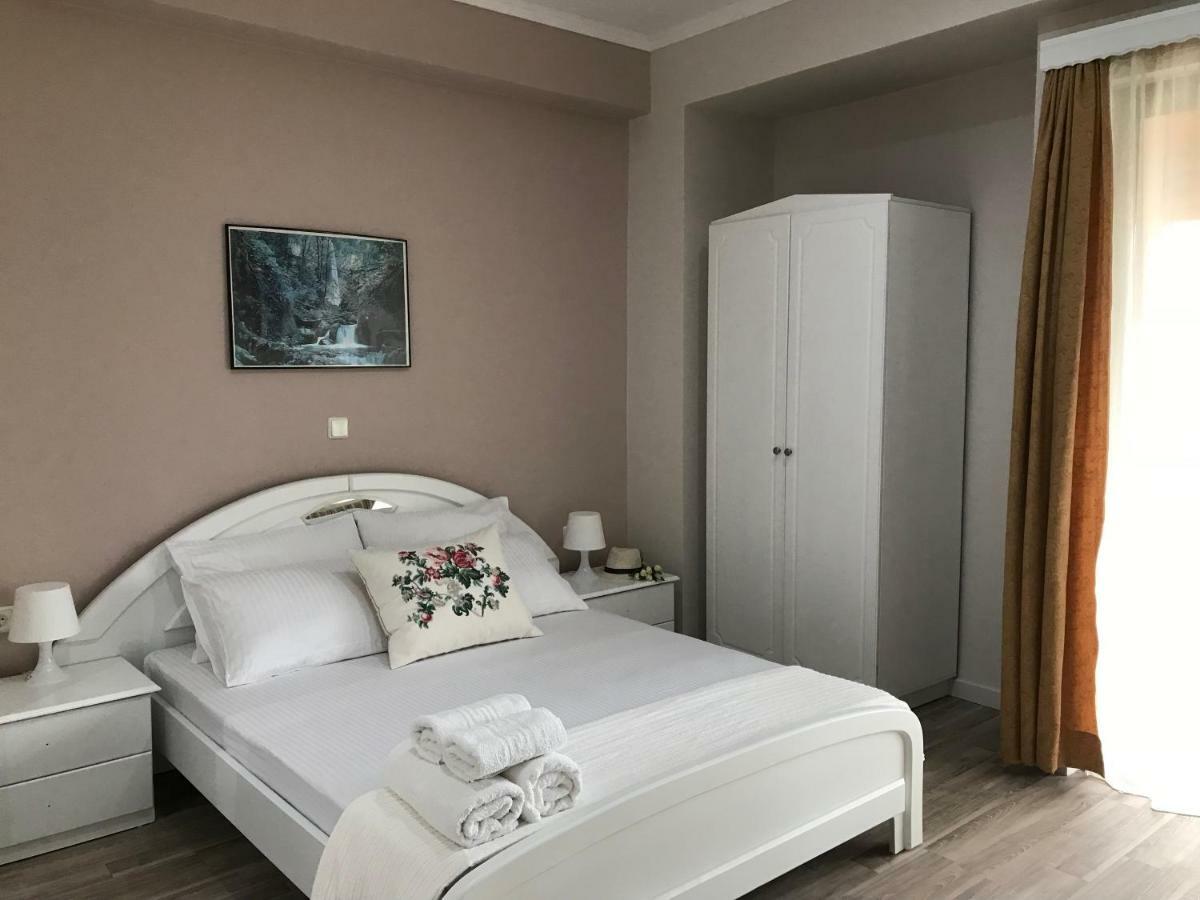 Joy Hotel Sarandë エクステリア 写真