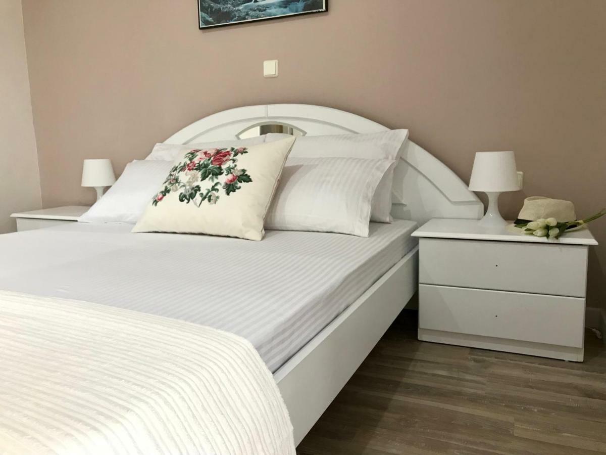 Joy Hotel Sarandë エクステリア 写真