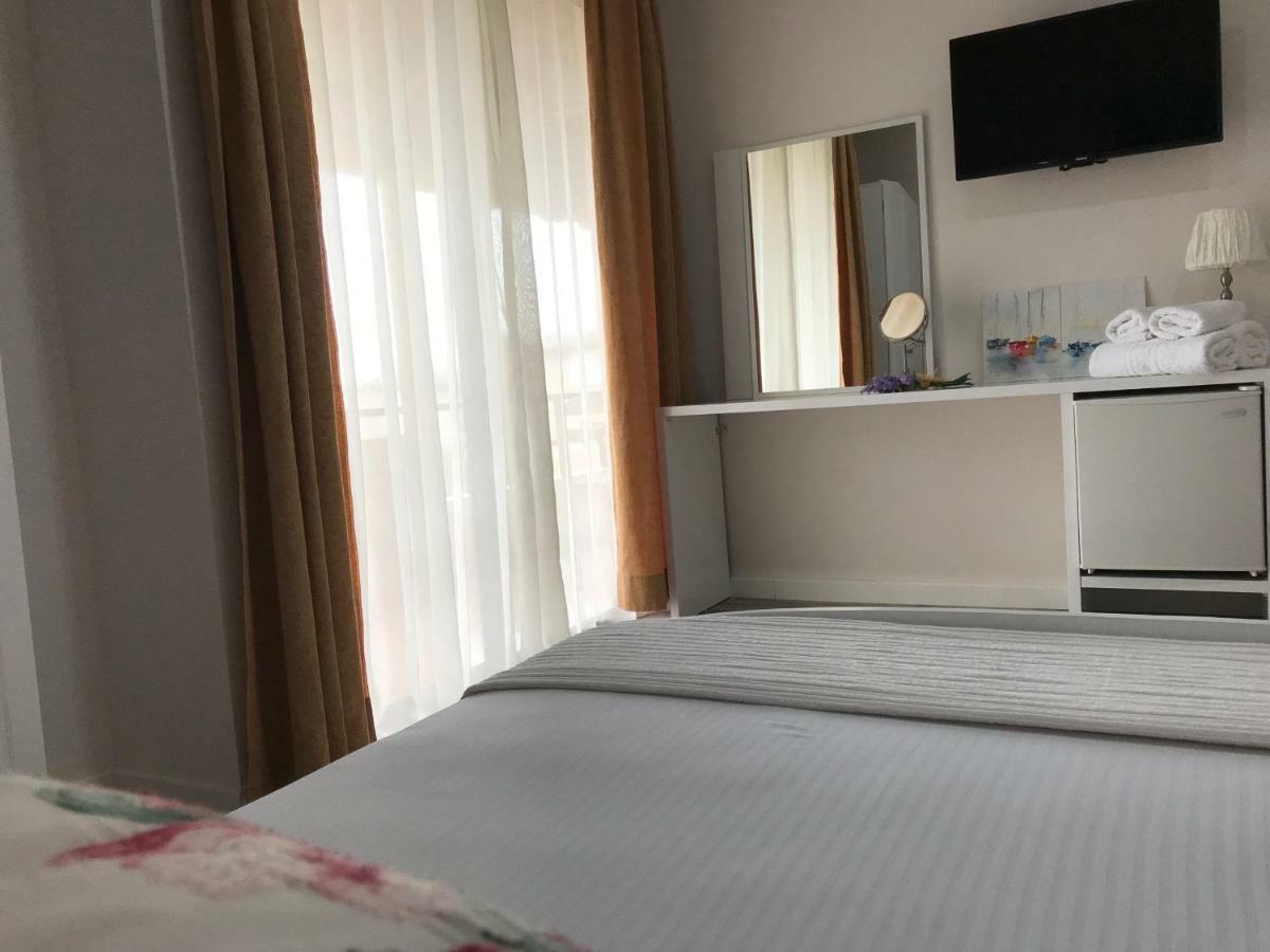 Joy Hotel Sarandë エクステリア 写真