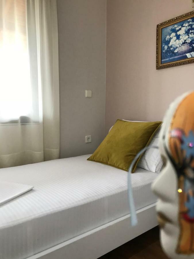 Joy Hotel Sarandë エクステリア 写真