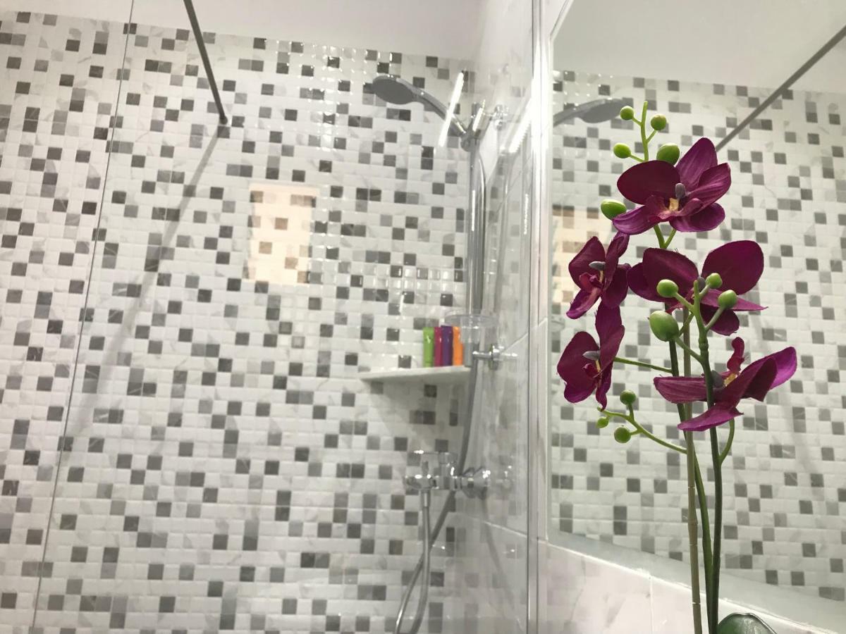 Joy Hotel Sarandë エクステリア 写真