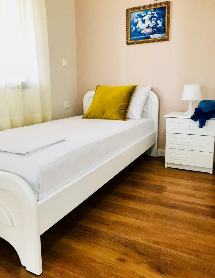 Joy Hotel Sarandë エクステリア 写真