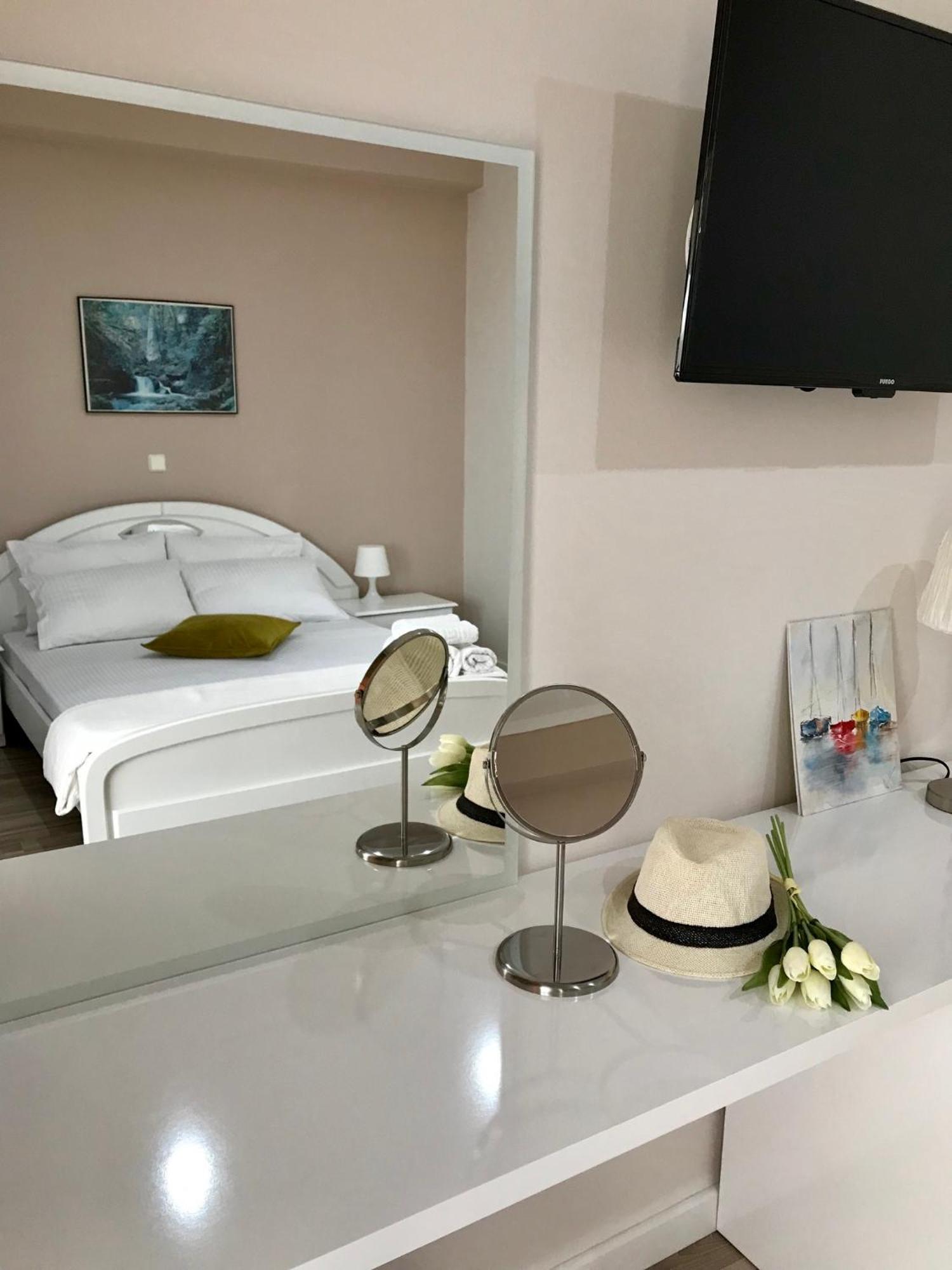 Joy Hotel Sarandë エクステリア 写真