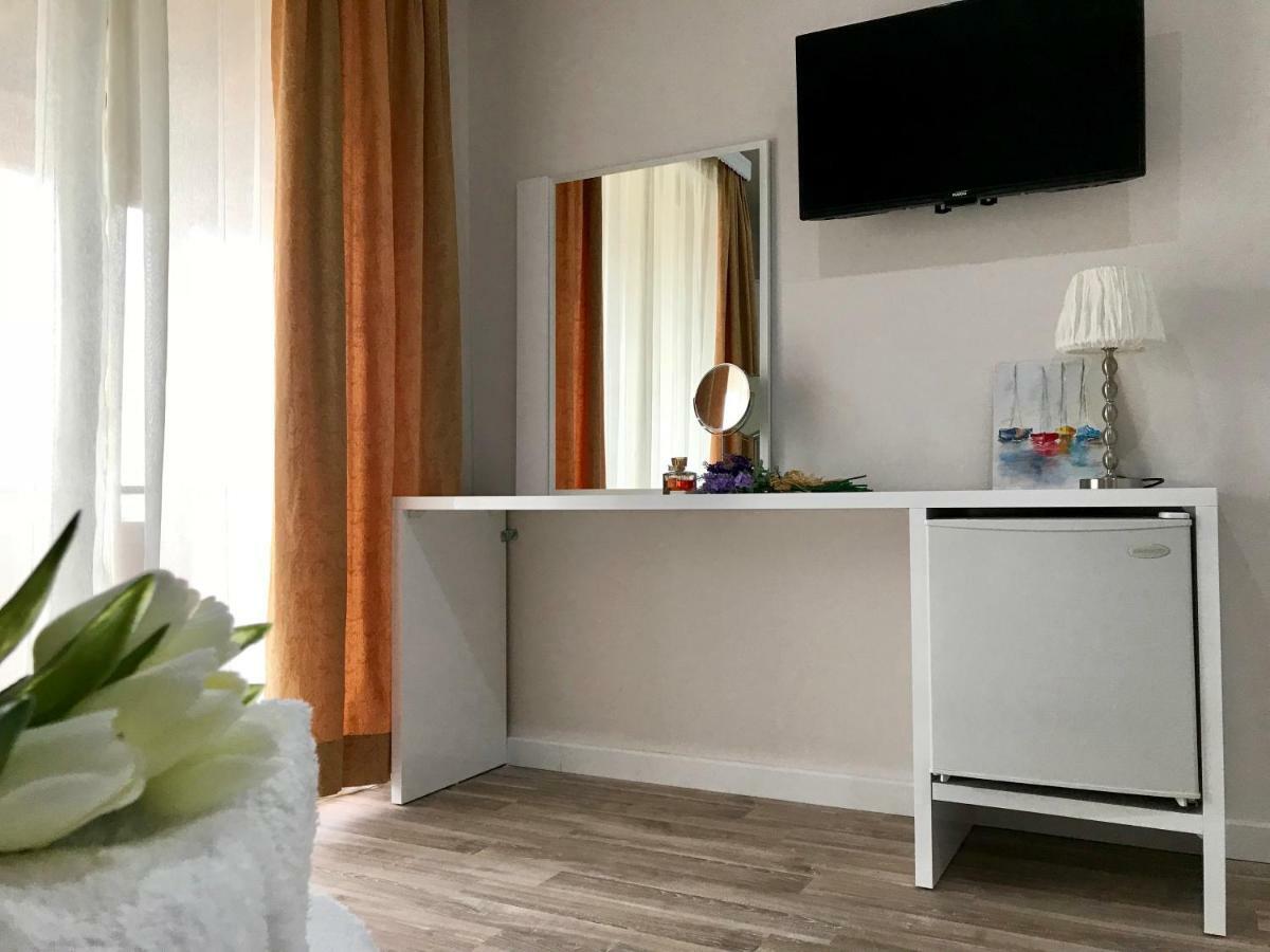Joy Hotel Sarandë エクステリア 写真