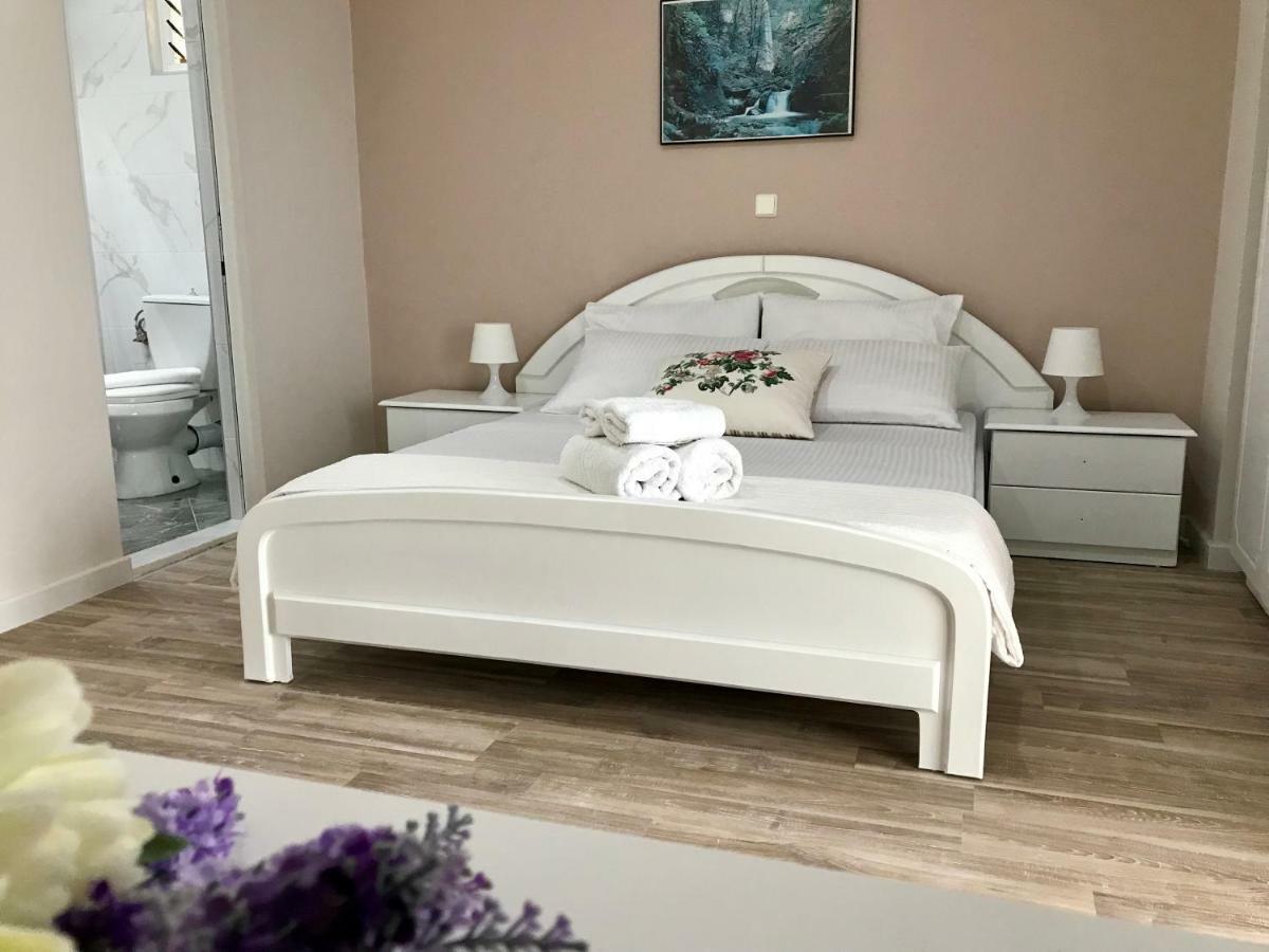 Joy Hotel Sarandë エクステリア 写真