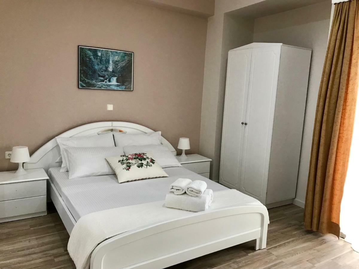 Joy Hotel Sarandë エクステリア 写真